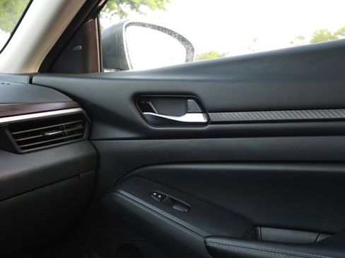 Used 2024 Nissan Altima 2.5 SV FWD image 25