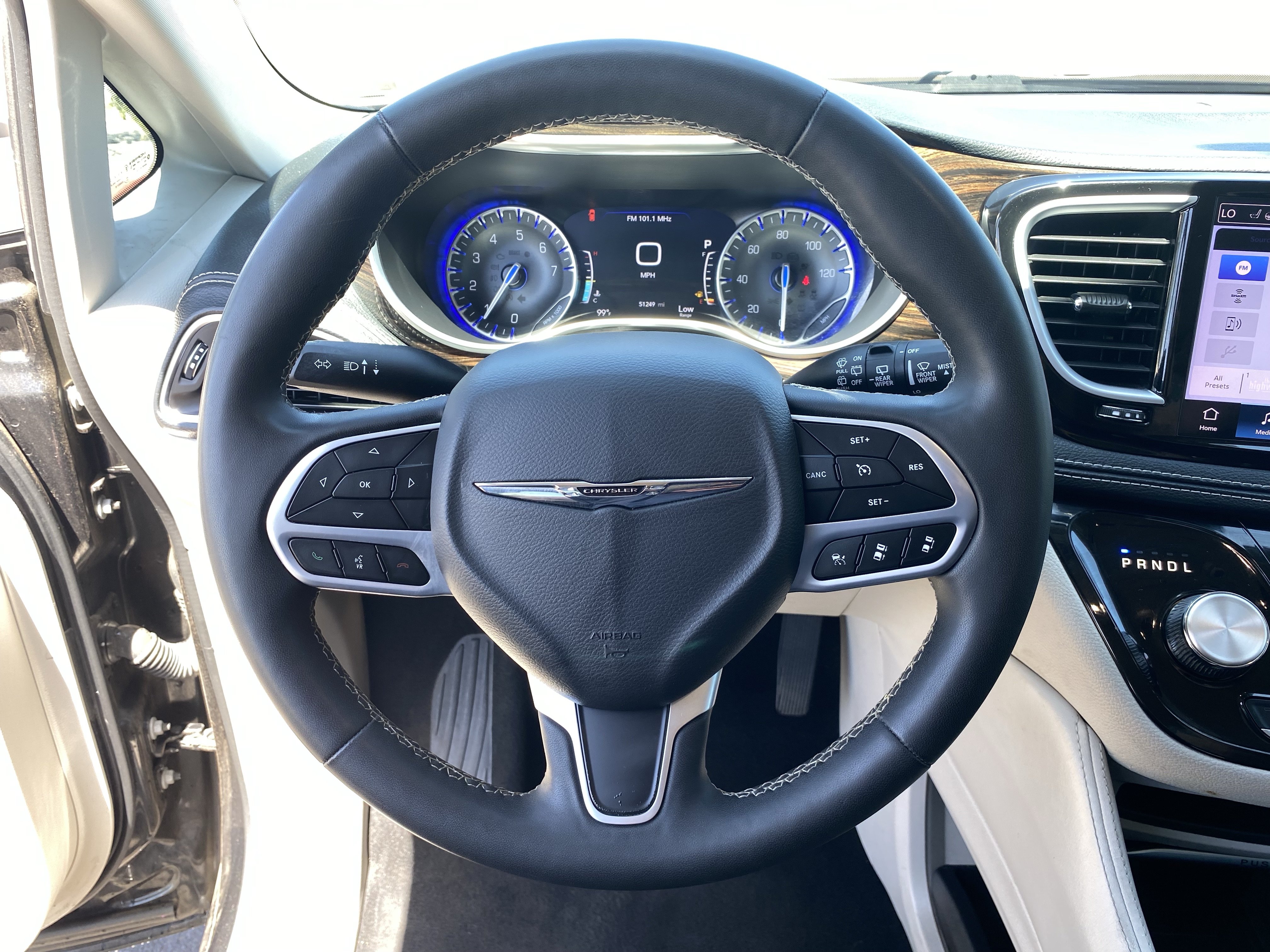 Used 2024 Chrysler Pacifica Limited FWD image 30