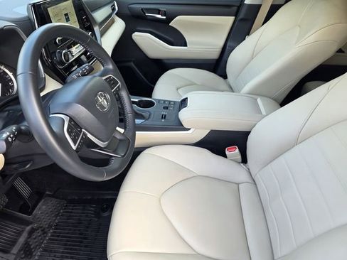 Certified 2025 Toyota Highlander XLE FWD image 11