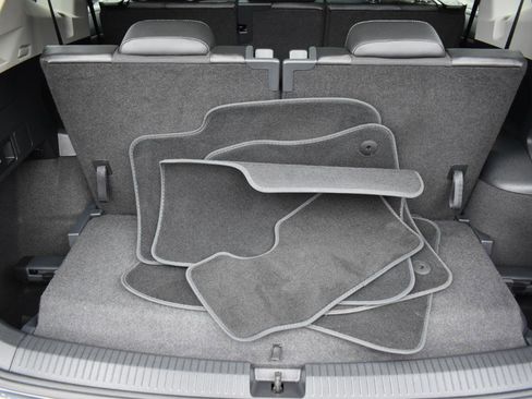 Used 2023 Volkswagen Tiguan SE w/ Panoramic Sunroof Package FWD image 49