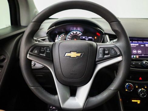 Used 2022 Chevrolet Trax LT w/ Midnight Edition image 9