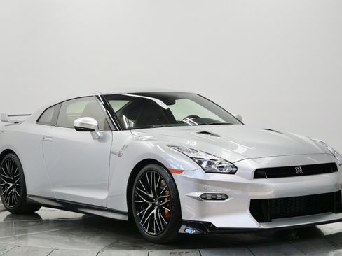 Used 2024 Nissan GT-R Premium w/ Premium Interior Package AWD/4WD image 3