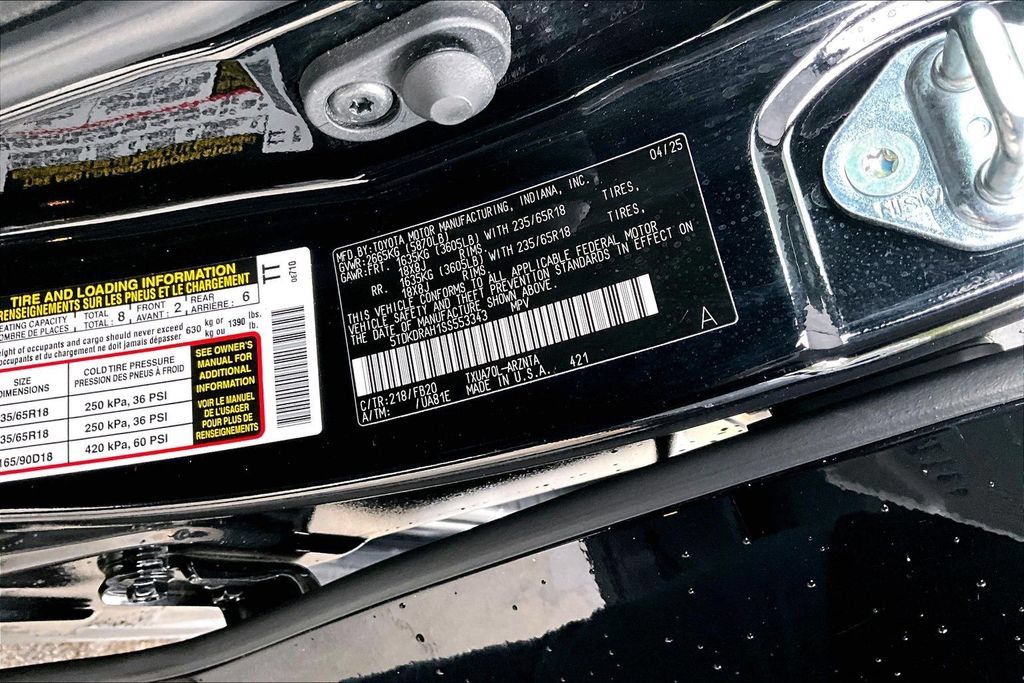 Used 2025 Toyota Highlander LE FWD image 17