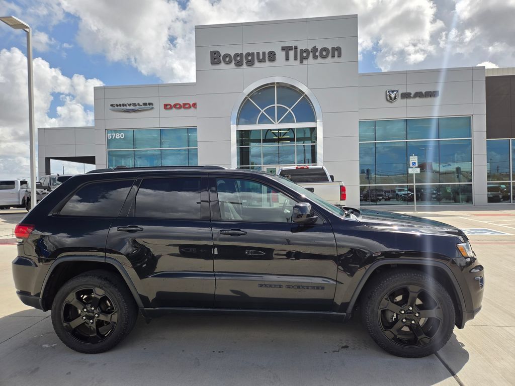 Used 2019 Jeep Grand Cherokee Laredo AWD/4WD image 2