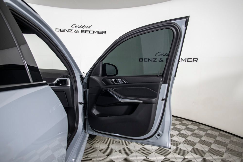 Used 2025 BMW X5 sDrive40i w/ M Sport Package RWD image 19