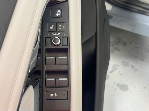 Used 2020 Land Rover Range Rover Evoque First Edition image 18
