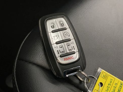 Used 2024 Chrysler Pacifica Touring-L image 28