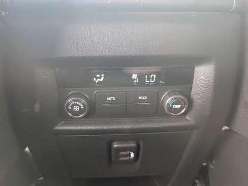 Used 2023 Chevrolet Traverse LT FWD image 32