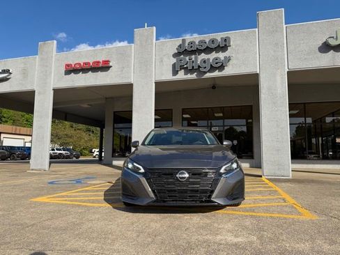 Used 2023 Nissan Altima 2.5 SV FWD image 3