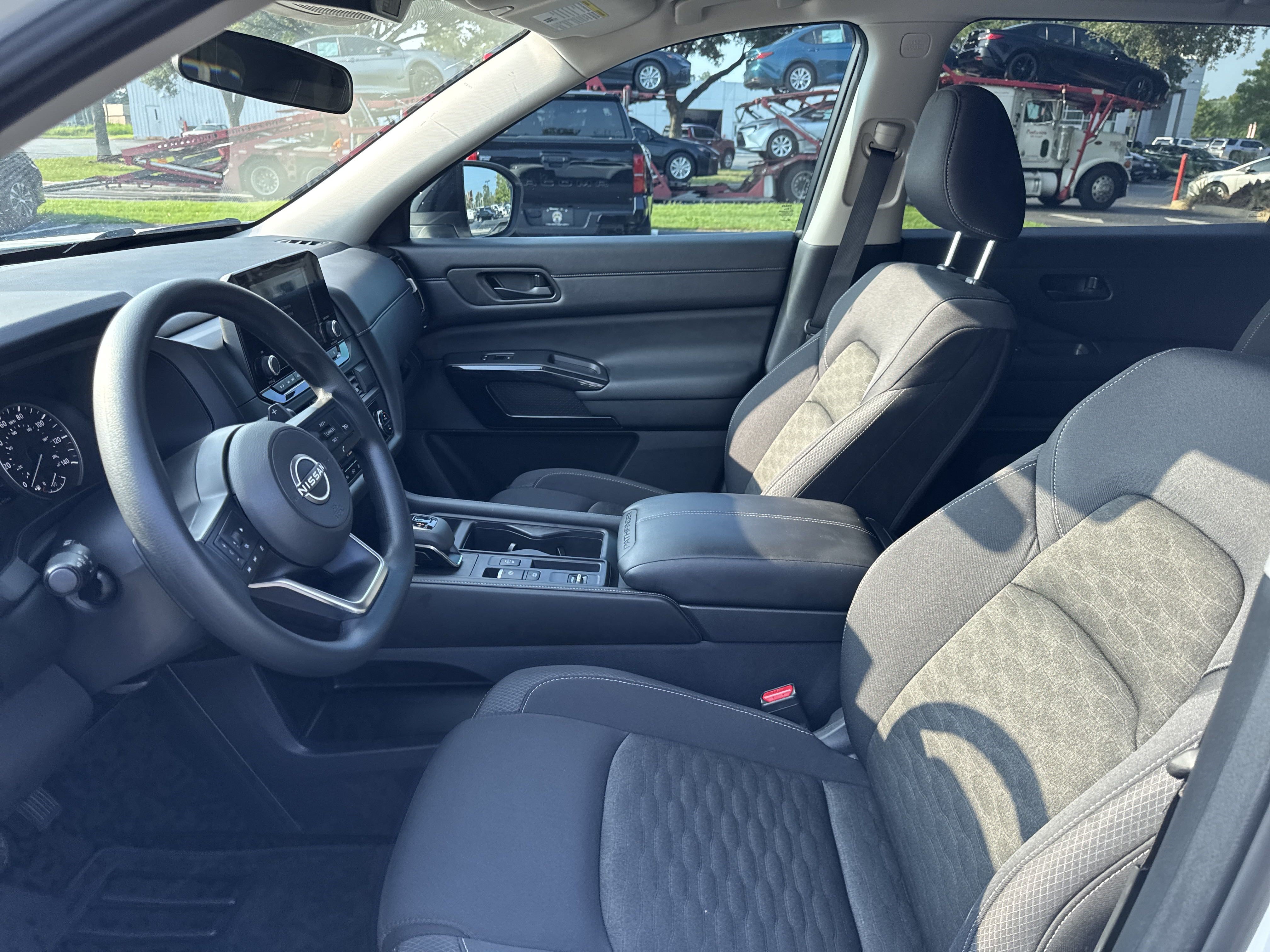 Used 2024 Nissan Pathfinder S FWD image 13