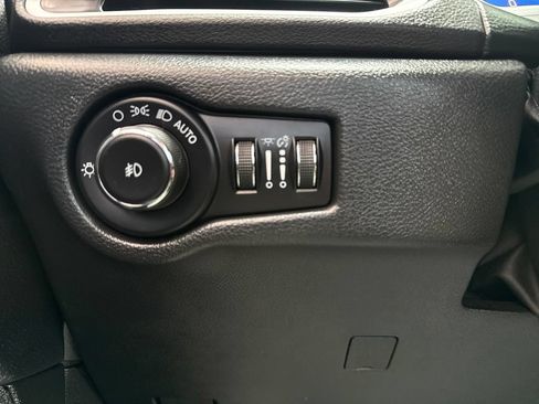 Used 2025 Chrysler Pacifica Select FWD image 24