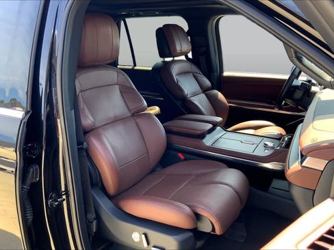 Used 2025 Lincoln Navigator Reserve AWD/4WD image 9