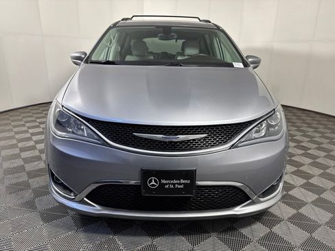 Used 2017 Chrysler Pacifica Touring-L w/ Tire & Wheel Group FWD image 4