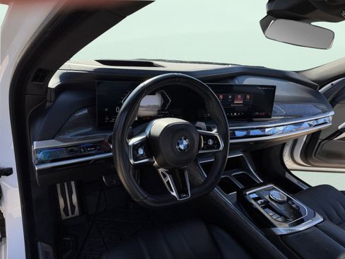 Used 2023 BMW 740i image 17