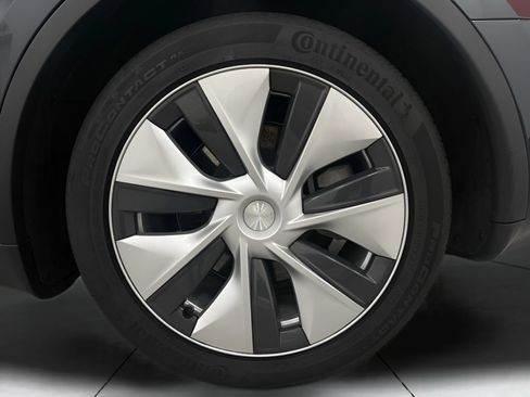 Used 2024 Tesla Model Y Long Range AWD/4WD image 29