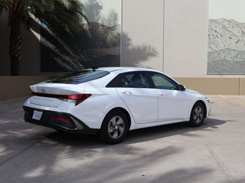 Used 2025 Hyundai Elantra SE FWD image 5