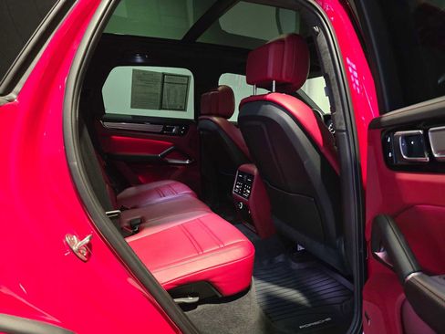 Used 2023 Porsche Cayenne Turbo S image 17