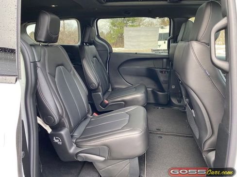 New 2026 Chrysler Pacifica Select image 7