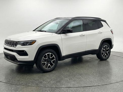 Used 2025 Jeep Compass Trailhawk image 3