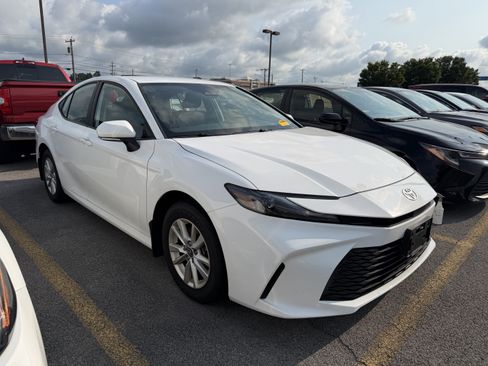 Used 2025 Toyota Camry LE AWD/4WD image 2