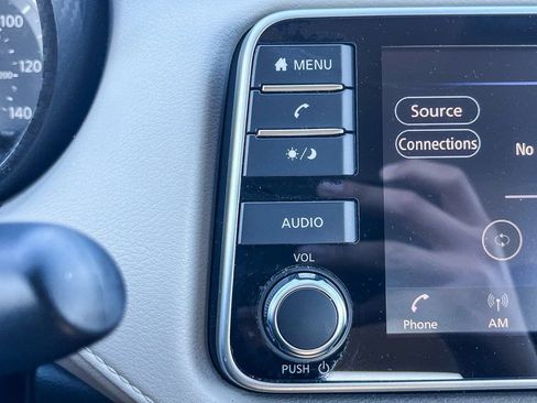 Used 2022 Nissan Versa SV w/ Trunk Package image 28