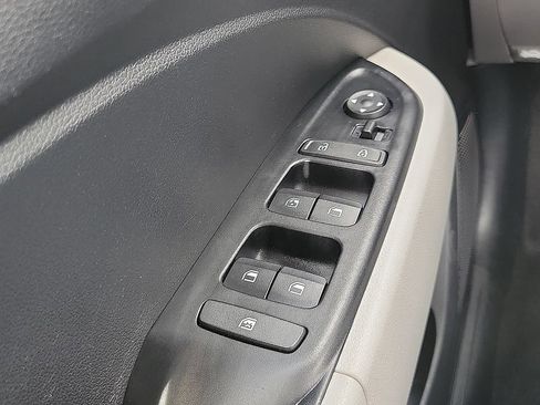 Used 2025 Hyundai Venue SEL FWD image 13