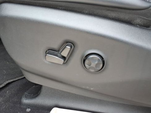 Used 2023 Chrysler Pacifica Touring-L image 11