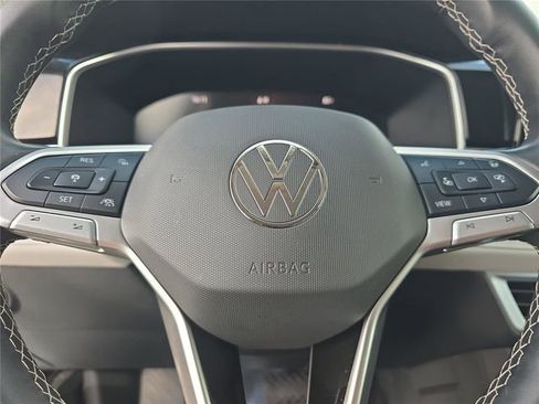 Used 2025 Volkswagen Taos SE FWD image 23