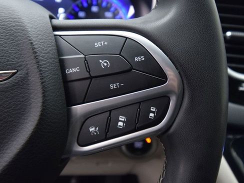 Used 2023 Chrysler Pacifica Touring-L image 32