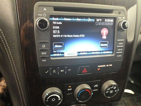 Used 2017 Chevrolet Traverse LT w/ Style and Technology Package image 29