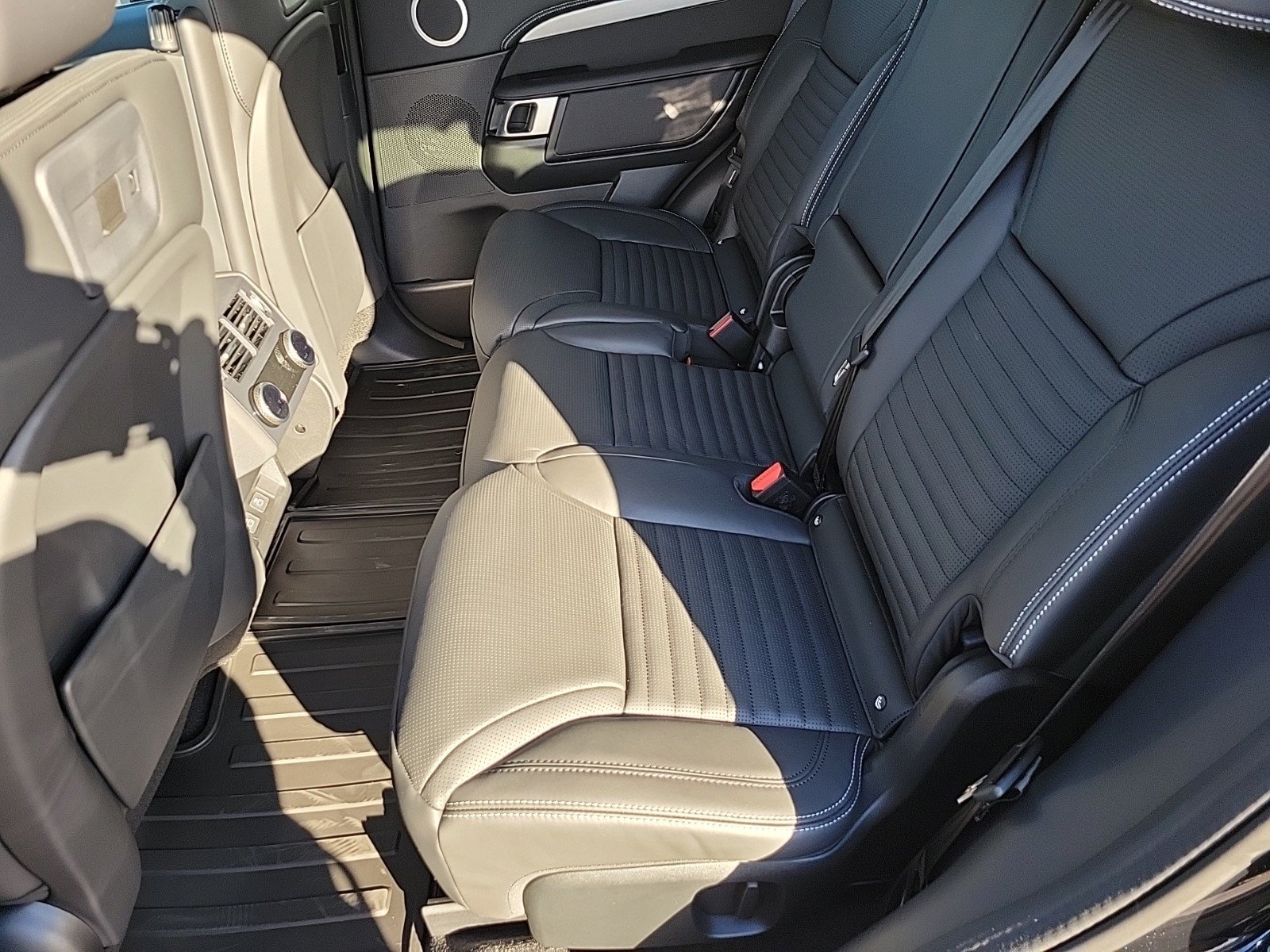 Used 2025 Land Rover Discovery Dynamic SE AWD/4WD image 17