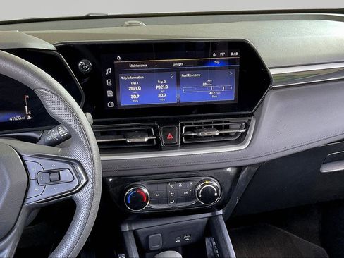 Used 2025 Chevrolet TrailBlazer LT FWD image 9