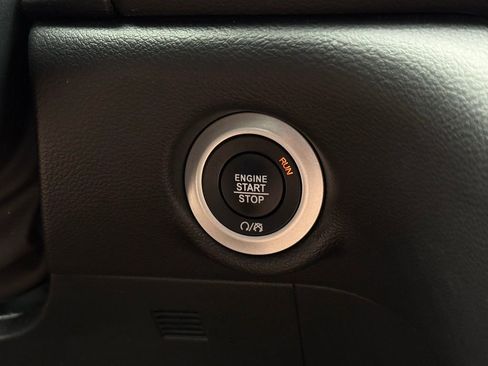 Used 2025 Chrysler Pacifica Select image 30