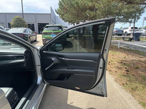 Used 2022 Toyota Camry XSE FWD image 18