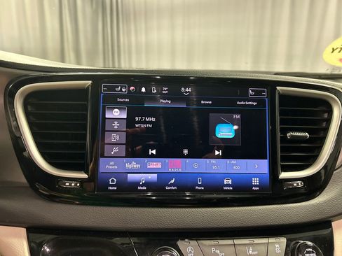 Used 2023 Chrysler Pacifica Touring-L FWD image 17