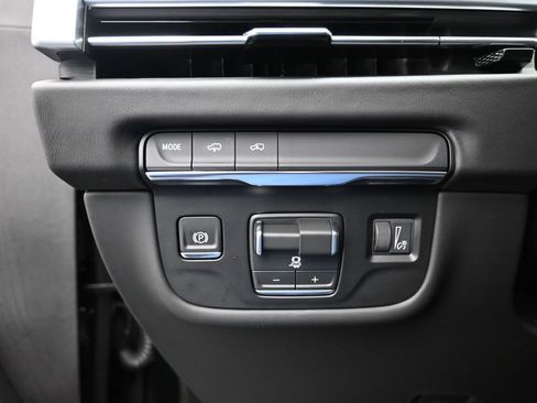 Used 2026 Cadillac Escalade Platinum Luxury image 14