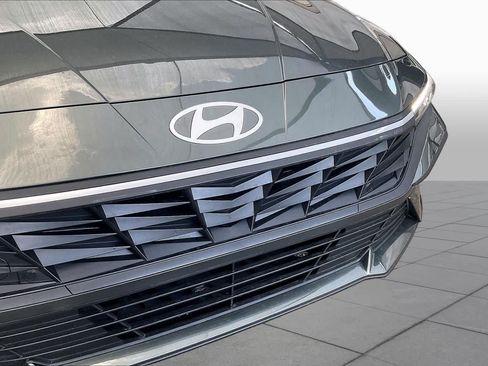 Certified 2026 Hyundai Elantra SE FWD image 30
