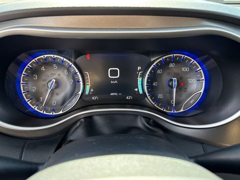 Used 2024 Chrysler Pacifica Touring-L image 22