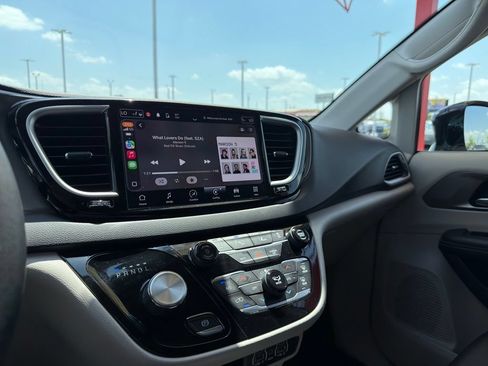 Used 2024 Chrysler Pacifica Touring-L FWD image 19