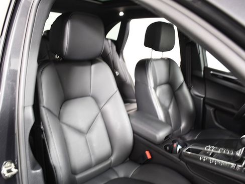 Used 2021 Porsche Macan image 19