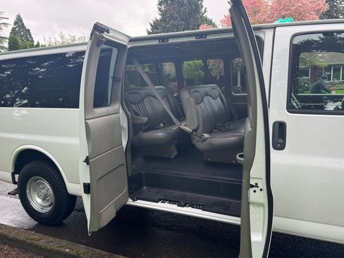 Used 2000 GMC Savana 3500 Extended Passenger RWD image 29