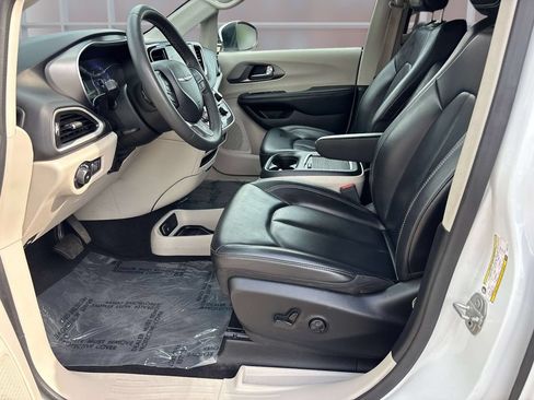 Used 2023 Chrysler Pacifica Touring-L FWD image 11