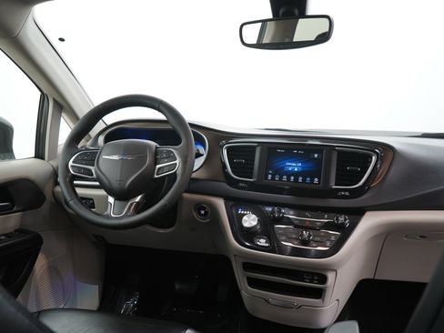 Used 2019 Chrysler Pacifica Touring-L image 15