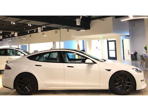 Used 2022 Tesla Model S Plaid image 10