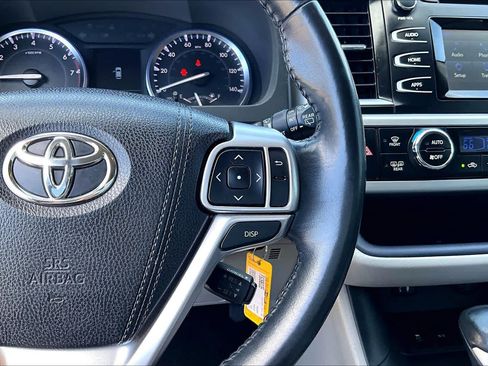 Used 2015 Toyota Highlander Plus FWD image 23