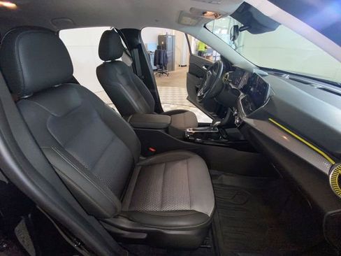 Used 2024 Chevrolet Trax LT w/ Driver Confidence Package FWD image 37