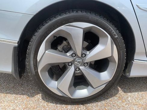 Used 2018 Honda Accord Touring image 9