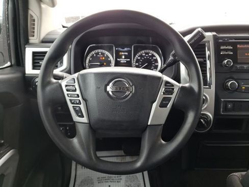 Used 2017 Nissan Titan SV image 11