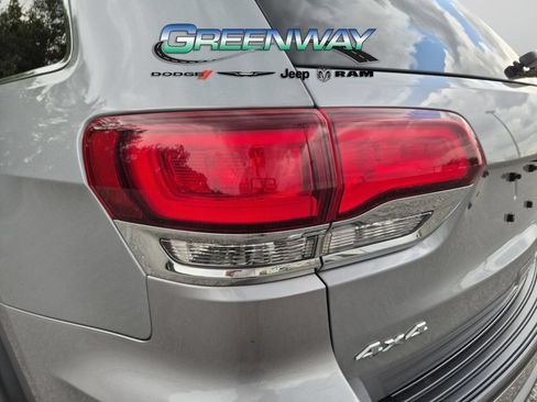 Used 2020 Jeep Grand Cherokee Laredo AWD/4WD image 28