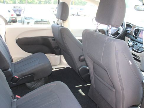 Used 2019 Chrysler Pacifica Touring Plus w/ Tire & Wheel Group FWD image 27